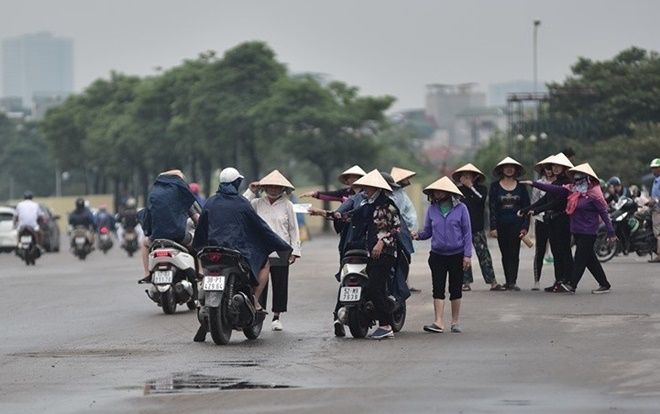 Cảnh sát hình sự mật phục xử phạt 6 'cò vé' đẩy giá cao gấp nhiều lần ở sân Mỹ Đình trước trận Việt Nam - Malaysia