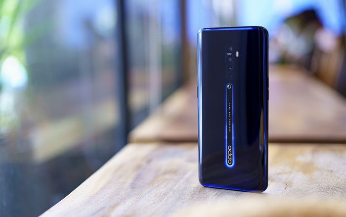 Mở hộp OPPO Reno 2: Vẫn thiết kế 'vây cá mập' nhưng nay đã có đến 4 camera sau