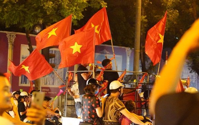 Người Hà Nội đổ ra đường mừng chiến thắng của đổi tuyển Việt Nam trước Malaysia, nhiều tuyến đường thủ đô ách tắc