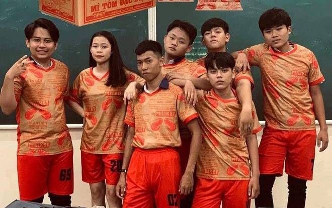 Lớp học may nguyên bộ đồng phục in họa tiết 'mì tôm Miliket huyền thoại' khiến CĐM được phen cười ngất