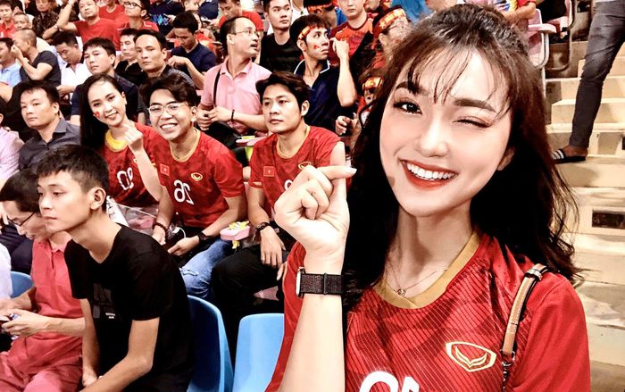 Dàn WAGs Việt Nam tự tin khoe sắc hâm nóng khán đài sân Mỹ Đình