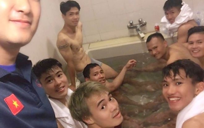 Sau trận Malaysia, Công Phượng đốt mắt fan với màn cởi trần ngâm nước đá