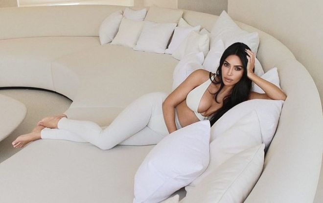 'Ngộp' với vòng một khủng của Kim Kardashian khi cô tự làm mẫu cho dòng nội y mới