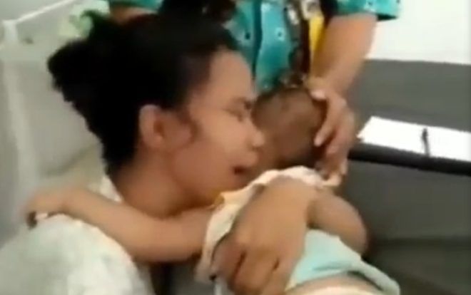 Cậu bé chết thảm khi nghịch dây sạc cắm trong ổ điện, bà mẹ trẻ hối hận gào khóc thê lương