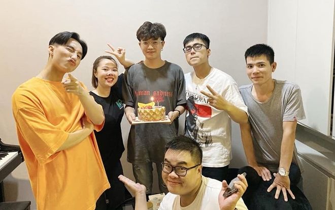 Khoảnh khắc dễ thương: Sơn Tùng M-TP 'xì tin' hết cỡ chúc mừng sinh nhật cậu bạn thân Onionn