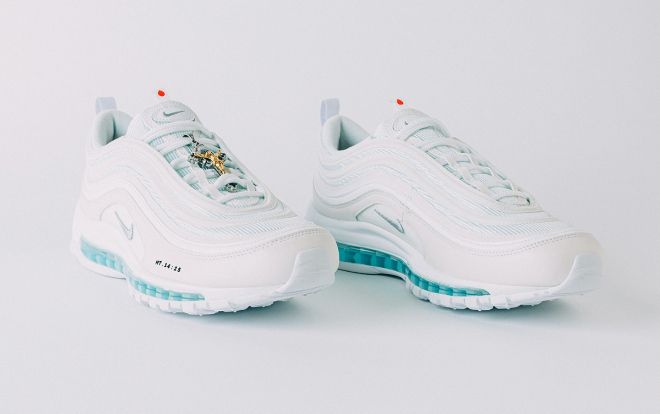 Đôi giày giá 92 triệu đồng chứa nước Thánh gây sốt với các tín đồ thời trang