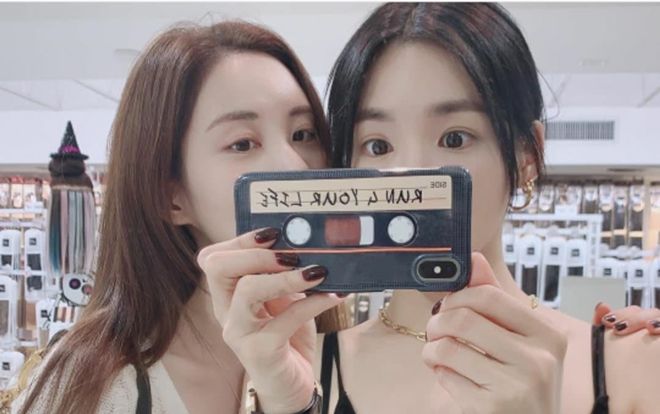 Tiffany Young và Seohyun selfie 'nhắng nhít' cùng nhau, fan chỉ chăm chăm vào một thứ khác
