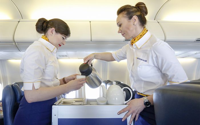 Đừng bao giờ uống nước trên máy bay, và loạt sự thật đáng sợ đằng sau do chính tiếp viên hàng không tiết lộ