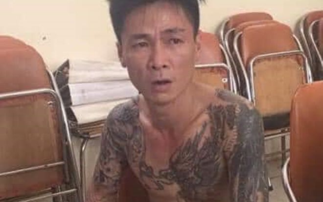 Nam thanh niên xăm trổ đổ xăng khắp nhà đòi tự thiêu nhiều người khiếp đảm