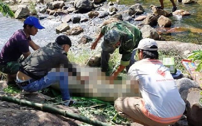 Người dân tá hỏa phát hiện thi thể người đàn ông trương phình, nằm sấp dưới khe suối