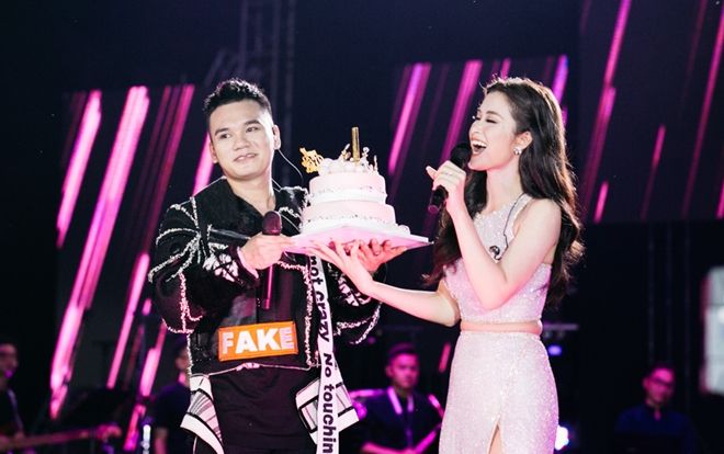 Clip: Khắc Việt bất ngờ tặng bánh sinh nhật cho Đông Nhi ngay trên sân khấu kỷ niệm 10 năm ca hát