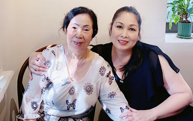 NSND Hồng Vân ngọt ngào chia sẻ khoảnh khắc tình cảm bên mẹ, đồng nghiệp xúc động nhắn nhủ: 'Được chăm bố mẹ là có phước lắm'