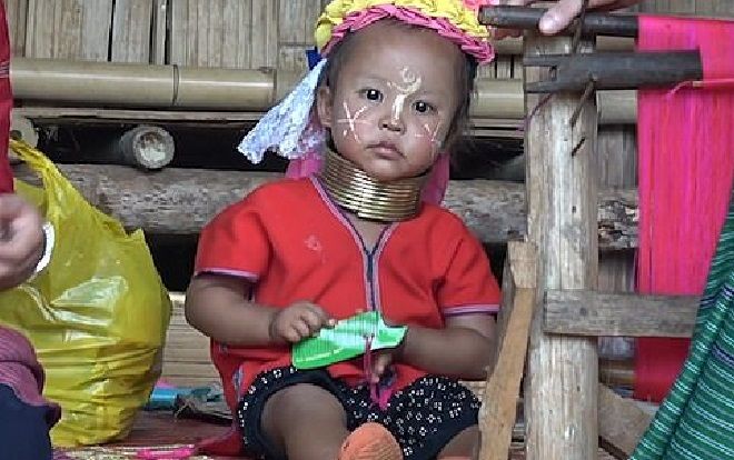 Bộ lạc đeo vòng nặng đến 10 kg để… kéo cổ dài như con rồng