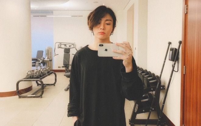 Muôn vàn tranh cãi xoay quanh bàn tay dày đặc hình xăm của Jungkook (BTS)