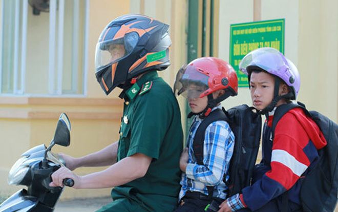 Những đứa con người Mông của đồn biên phòng