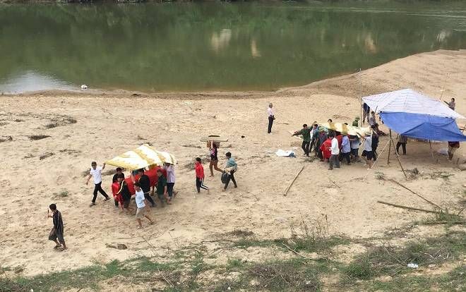 Xuống sông tắm mát, 3 học sinh đuối nước thương tâm