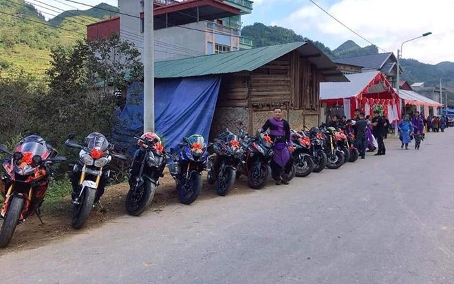 Hình ảnh đoàn rước dâu bằng mô tô phân khối lớn siêu 'khủng' tại đám cưới vùng cao khiến dân tình trầm trồ