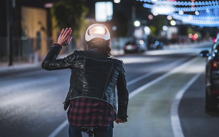 Không chỉ bán iPhone, Apple giờ đây còn kinh doanh cả nón bảo hiểm thông minh