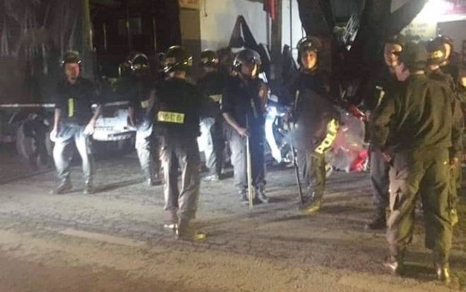 Hà Nội: Người đàn ông đập phá đồ đạc, chém 2 người thương vong rồi cố thủ trong nhà