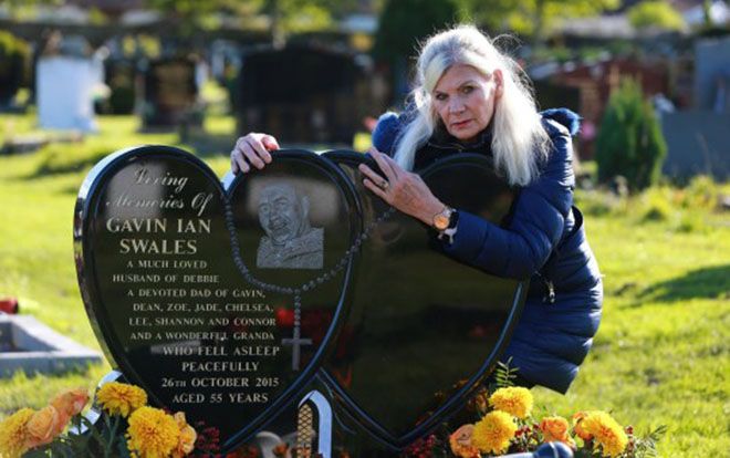 Thi thể chồng rơi ra khỏi quan tài vì sự cố hi hữu, góa phụ bị sang chấn tâm lý 4 năm trời