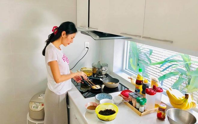Thuỷ Tiên bất ngờ tự tay vào bếp nấu nồi cháo '50 triệu' cho Công Vinh