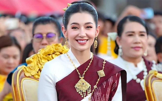 Choáng váng với những hình ảnh cực đẹp của Bella Ranee trong trang phục truyền thống múa trong lễ hội Cầu lửa Naga