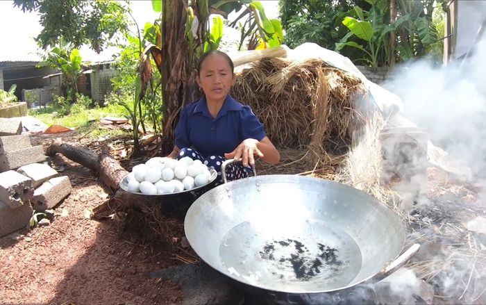 Bà Tân Vlog lại gây tranh cãi khi làm combo cháo yến 'siêu to' kèm trứng vịt lộn