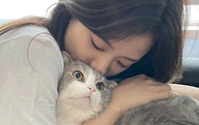 Ngọt ngào khoảnh khắc Jisoo âu  yếm chú mèo của Lisa