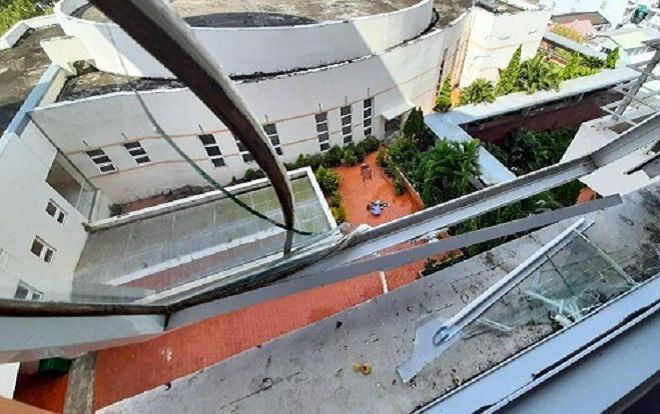 Nam bệnh nhân chui đầu qua cửa sổ tung vỡ kính bệnh viện rồi lao xuống đất tử vong