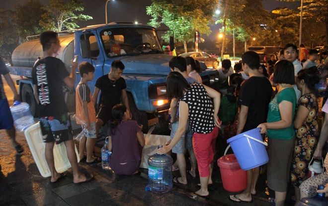 Hàng trăm cư dân Hà Nội khốn khổ nửa đêm xếp hàng chờ lấy nước sạch sau khi nước sông Đà nhiễm dầu bẩn