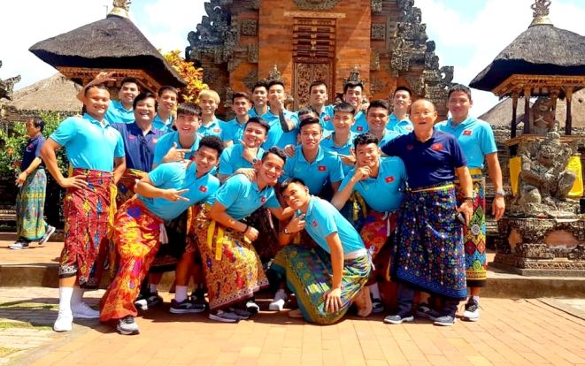 HLV Park cùng học trò rủ nhau 'mặc váy' truyền thống của Indonesia đi tham quan đảo Bali