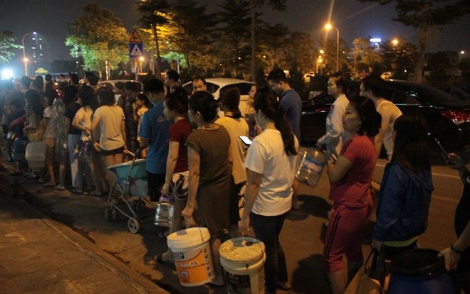 Chỉ trong vòng chưa đầy 5 giờ, Công ty Nước sạch Hà Nội đã nhận trên 2000 cuộc điện thoại đề nghị xin hỗ trợ, xe cấp nước phục vụ trắng đêm