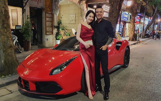 Vợ chồng Tuấn Hưng chụp hình tình cảm bên siêu xe 16 tỷ