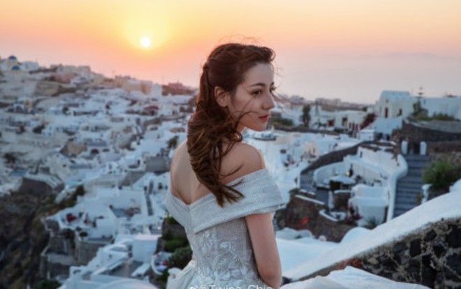 Nhờ 'Du lịch toàn thế giới', Địch Lệ Nhiệt Ba hoàn thành ước nguyện mặc váy cưới ở Santorini