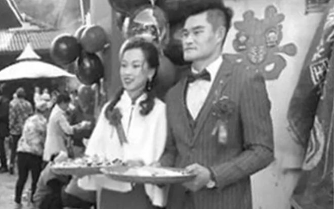 Chuẩn bị cưới vợ thì nghe tin có bé gái sắp chết đuối, chú rể không chút do dự nhảy xuống sông cứu