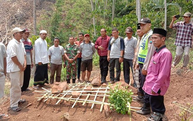 Nhớ thương người mẹ đã khuất, nam thanh niên đào mộ mang thi thể về nhà