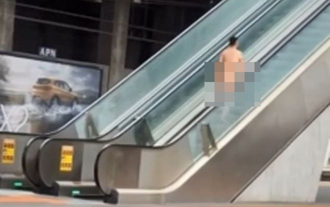 Người đàn ông khỏa thân lững thững đi bộ trong nhà ga đông đúc