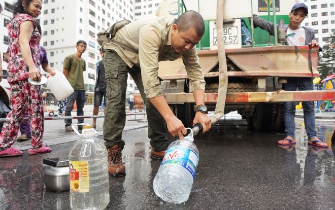 Nhận nước sạch có mùi tanh và màu 'lạ', nhiều cư dân Linh Đàm tạm dừng không lấy, mang nước đi hỏi nhà máy cung cấp