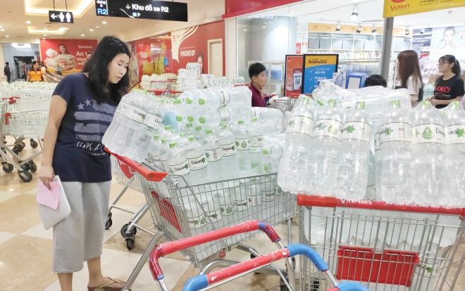Người Hà Nội ‘càn quét’ các siêu thị để tích trữ nước sạch sau sự cố nước Sông Đà bị nhiễm dầu