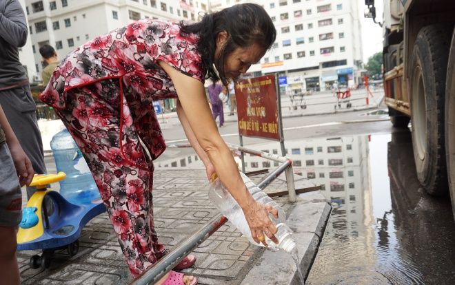 Đã xác định được nguyên nhân nước sạch cung cấp cho cư dân Linh Đàm có mùi tanh, dân lấy xong lại phải đổ đi