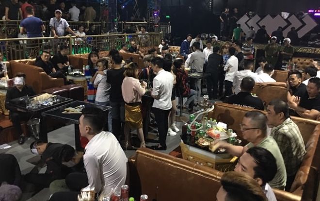 Đột kích quán bar ở Sài Gòn phát hiện thùng rượu nghi bị làm giả, đưa hơn 200 người nghi phê ma túy về trụ sở
