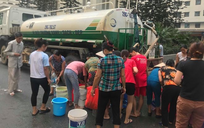 Lực lượng quân đội cấp tốc thau rửa bể chứa nước hỗ trợ chung cư vạn dân Linh Đàm sau sự cố nhiễm dầu nhà máy nước sông Đà