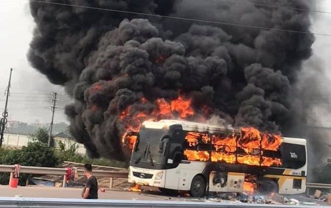 Xe khách bốc cháy kinh hoàng trên cao tốc Hà Nội - Bắc Giang, tài xế hô hào hành khách tháo chạy ra ngoài