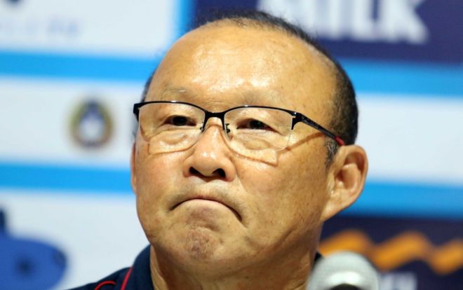 Rắc rối thông tin về hợp đồng của ông Park