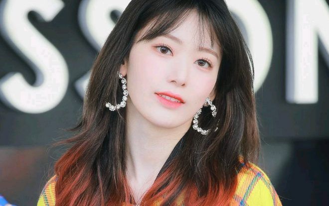 Sakura (IZ*ONE) thu hút ánh nhìn tại tuần lễ thời trang Seoul
