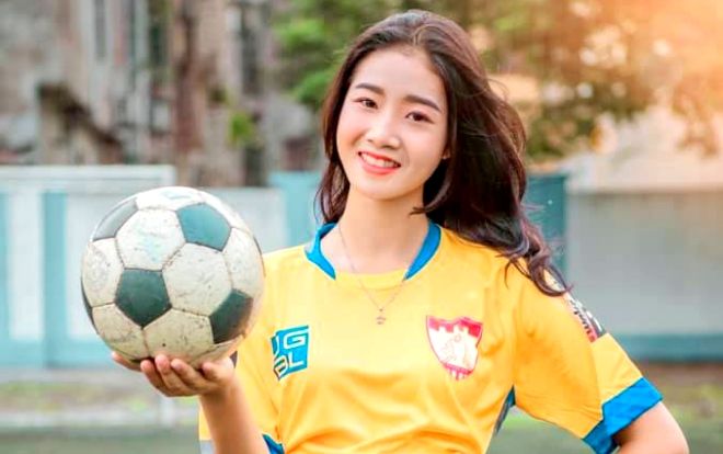 Hot girl xứ Thanh viết tâm thư gửi Bùi Tiến Dũng đăng bộ ảnh cực xinh cổ vũ trận Thanh Hóa - Viettel