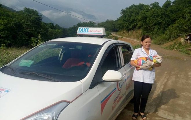 Nghệ An: Sản phụ trải nilon vượt cạn ngay bên vệ đường