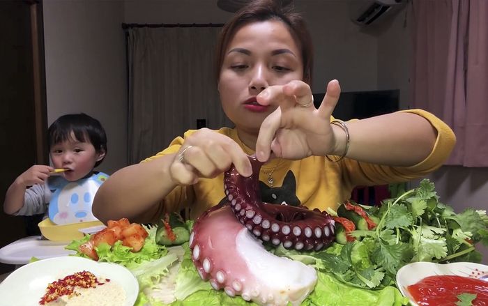 Giữa lúc Bà Tân Vlog 'hạ nhiệt', có một kênh ẩm thực đang khiến dân mạng phát cuồng và liên tục ấn sub