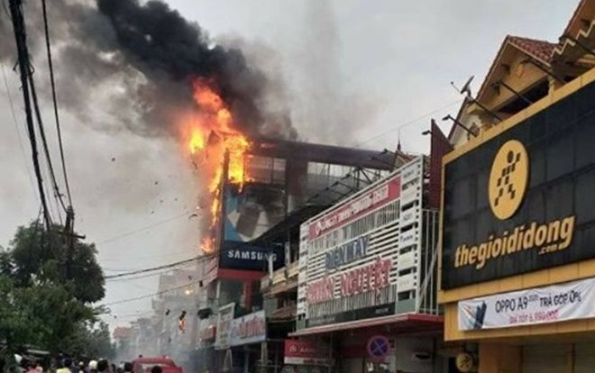 Siêu thị điện máy ở Quảng Bình bất ngờ bốc cháy ngùn ngụt gây thiệt hại lớn