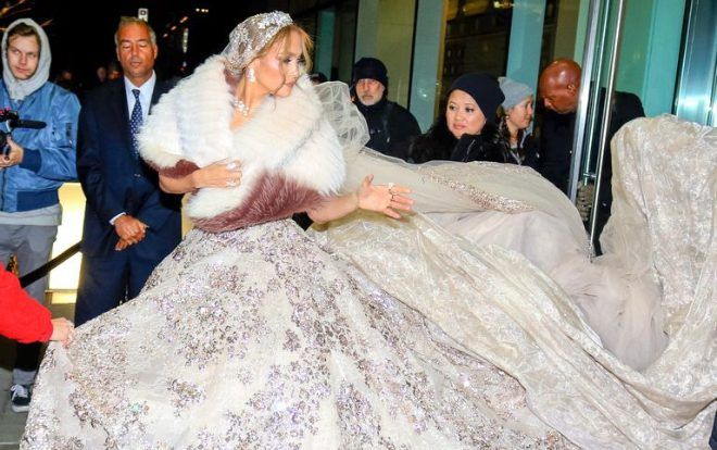 Jennifer Lopez diện váy cưới phủ kín vỉa hè thành phố New York